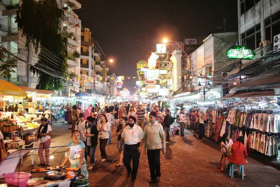 ถนนข้าวสารกรุงเทพยามค่ำคืน